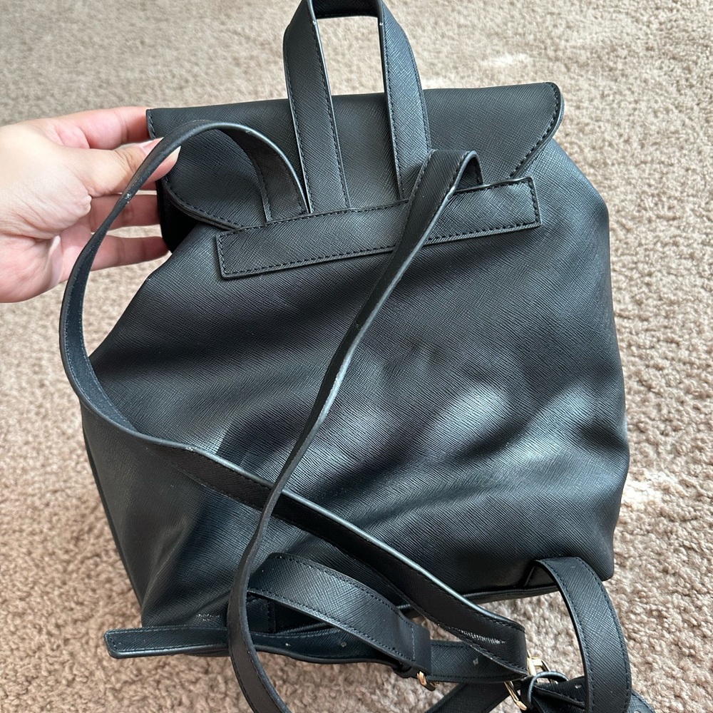 🌺Guess backpack🌺 - Picture 4 of 5